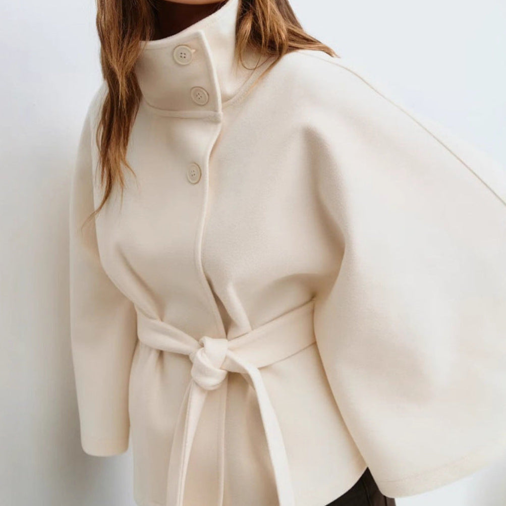 Veste élégante à lacets en fourrure pour femme, manches longues, col montant, coupe ample, collection automne-hiver 2025, gris, chaude et élégante.